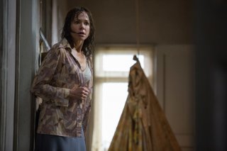 The Conjuring - Il caso Enfield: Frances O'Connor in una scena del film