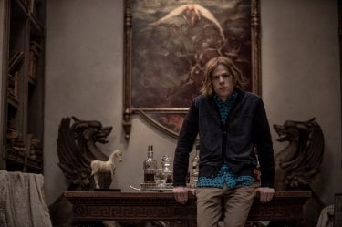 Batman v Superman: Dawn of Justice, Jesse Eisenberg in un'immagine tratta dal film di Zack Snyder