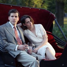 Café Society: Kristen Stewart e Jesse Eisenberg insieme in un momento del film