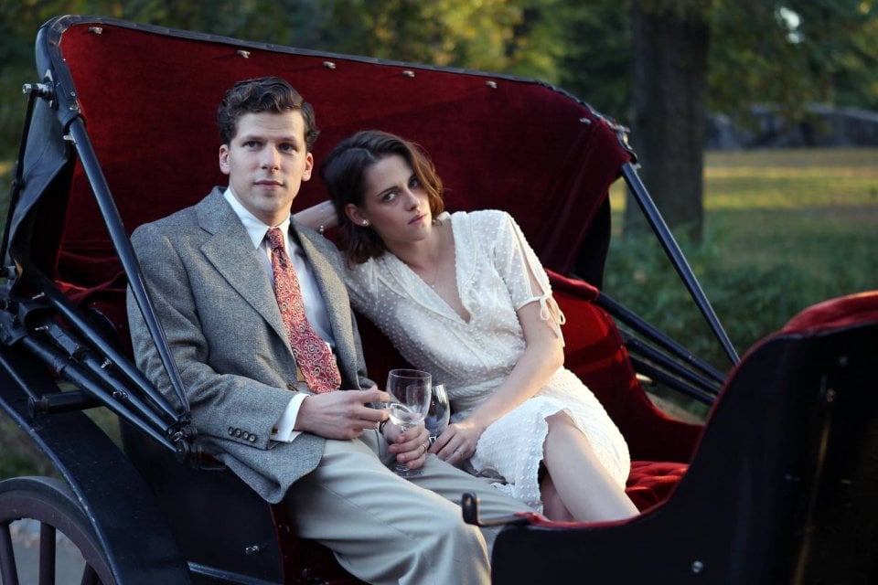 Café Society: Kristen Stewart e Jesse Eisenberg insieme in un momento del film