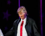 Meryl Streep si trasforma in Donald Trump durante un evento teatrale