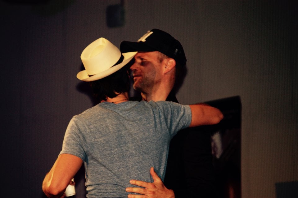 The Vampire Diaries: Ian Somerhalder abbraccia Matt Davis durante la Love and Blood convention