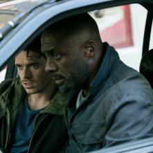 Bastille Day: Richard Madden e Idris Elba in una scena del film