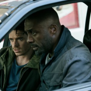 Bastille Day: Richard Madden e Idris Elba in una scena del film