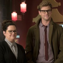 Ghostbusters: Melissa McCarthy e Chris Hemsworth in una scena del film