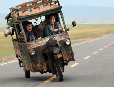 Skiptrace: Jackie Chan e Johnny Knoxville in una scena del film