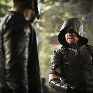 Arrow: Stephen Amell e David Ramsey in Scissione
