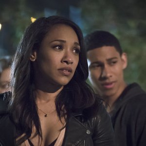The Flash: Candice Patton e Keiynan Lonsdale in The Race of His Life