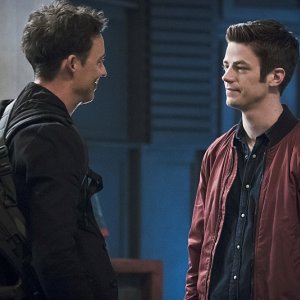 The Flash: gli attori Tom Cavanagh e Grant Gustin nell'episodio The Race of His Life