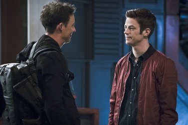 The Flash: gli attori Tom Cavanagh e Grant Gustin nell'episodio The Race of His Life