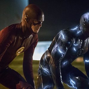 The Flash: Grant Gustin e Teddy Sears nella puntata The Race of His Life