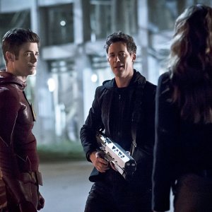 The Flash: gli attori Grant Gustin e Tom Cavanagh nell'episodio The Race of His Life
