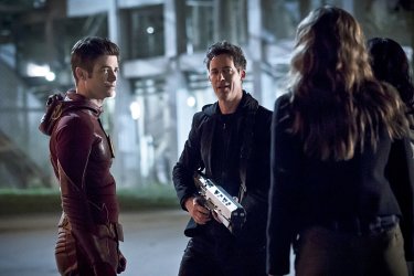 The Flash: gli attori Grant Gustin e Tom Cavanagh nell'episodio The Race of His Life