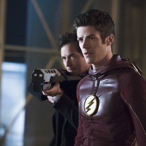 The Flash: gli attori Grant Gustin e Tom Cavanagh nella puntata The Race of His Life