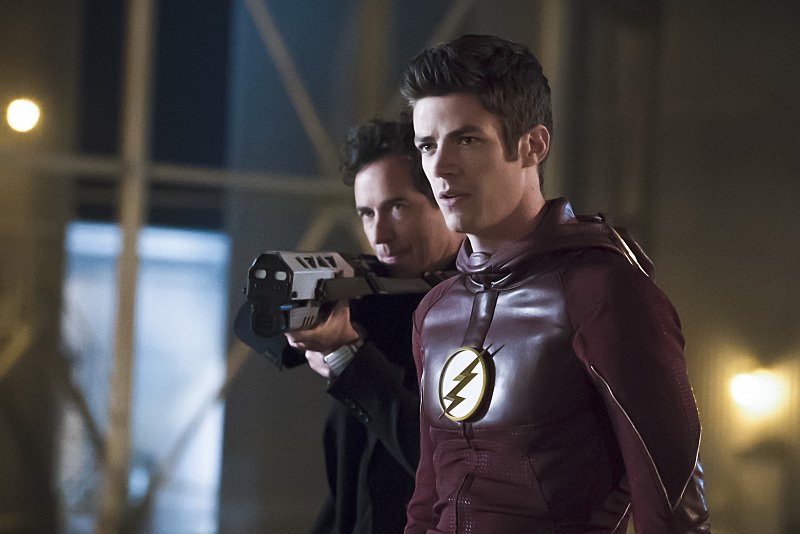 The Flash: gli attori Grant Gustin e Tom Cavanagh nella puntata The Race of His Life