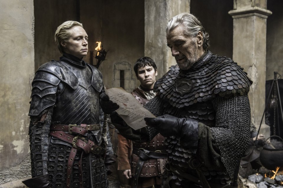 Il trono di spade 6: Gwendoline Christie e Clive Russell nell'episodio No One