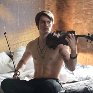 New York Academy: Nicholas Galitzine in un momento del film 