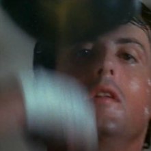 Rocky: un primo piano di Sylvester Stallone mentre si allena al sacco