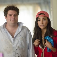 Le sorelle perfette: Bobby Moynihan e Greta Lee in una scena del film