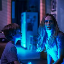 Lights Out - Terrore nel buio: Teresa Palmer e Gabriel Bateman in una scena del film
