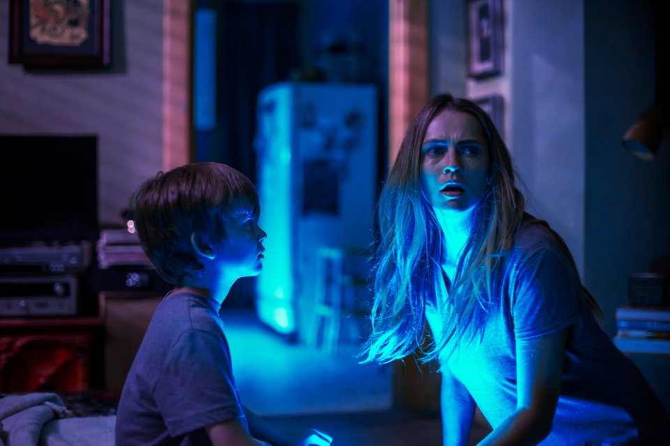 Lights Out - Terrore nel buio: Teresa Palmer e Gabriel Bateman in una scena del film