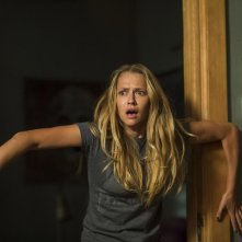 Lights Out - Terrore nel buio: Teresa Palmer terrorizzata in una scena del film