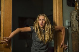 Lights Out - Terrore nel buio: Teresa Palmer terrorizzata in una scena del film