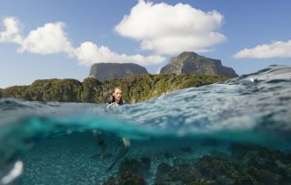 Paradise Beach - Dentro l'incubo: Blake Lively in una suggestiva immagine a pelo d'acqua