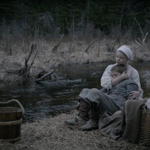 The Witch: Anya Taylor-Joy e Harvey Scrimshaw in un momento del film