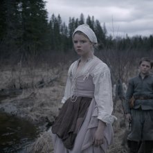 The Witch: Anya Taylor-Joy e Harvey Scrimshaw in una scena del film