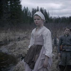 The Witch: Anya Taylor-Joy e Harvey Scrimshaw in una scena del film