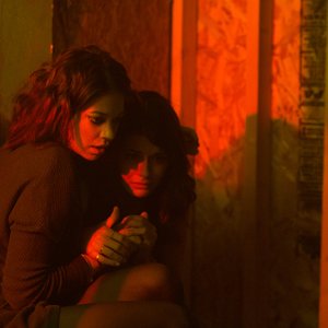 Viral: Sofia Black-D'Elia e Analeigh Tipston in una scena del film