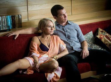 Animal Kingdom: Ellen Barkin insieme a Shawn Hatosy in una foto del primo episodio