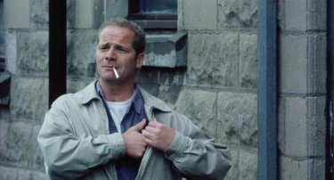 My name is Joe: Peter Mullan in una scena del film