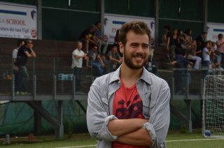 I babysitter: Andrea Pisani posa per i fotografi sul set