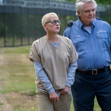 Orange is the New Black: Lori Petty e Michael Harney in una foto della quarta stagione