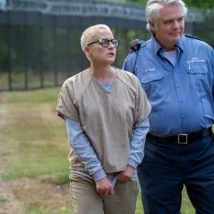 Orange is the New Black: Lori Petty e Michael Harney in una foto della quarta stagione