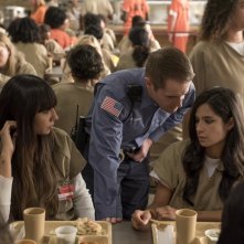 Orange is the New Black: le attrici Jackie Cruz e Diane Guerriero in una foto della quarta stagione