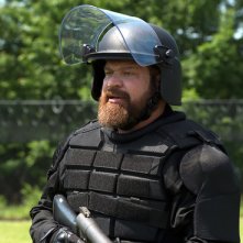 Orange is the New Black: Brad William Henke in una foto della quarta stagione