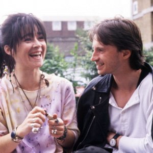 Riff Raff: Emer McCourt e Robert Carlyle in una scena del film