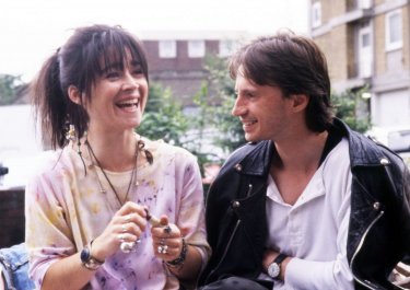 Riff Raff: Emer McCourt e Robert Carlyle in una scena del film