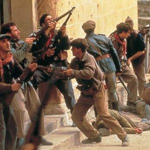 Terra e libertà: un momento corale del film