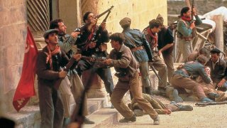 Terra e libertà: un momento corale del film