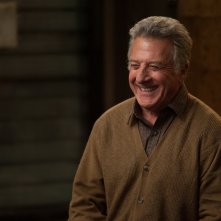 Mr. Cobbler e la bottega magica: un sorridente Dustin Hoffman in una scena del film