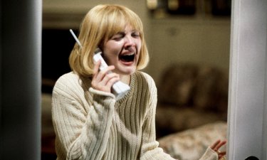 Drew Barrymore nella celebre sequenza iniziale di Scream