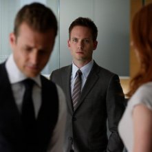 Suits: Patrick J. Adams, Gabriel Macht e Sarah Rafferty in una scena della serie