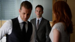 Suits: Patrick J. Adams, Gabriel Macht e Sarah Rafferty in una scena della serie