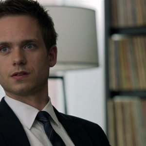 Suits: Patrick J. Adams in un'immagine tratta dalla serie