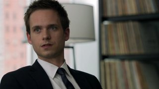 Suits: Patrick J. Adams in un'immagine tratta dalla serie