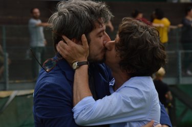 I Babysitter: un bacio appassionato tra Paolo Ruffini e Francesco Mandelli sul set del film